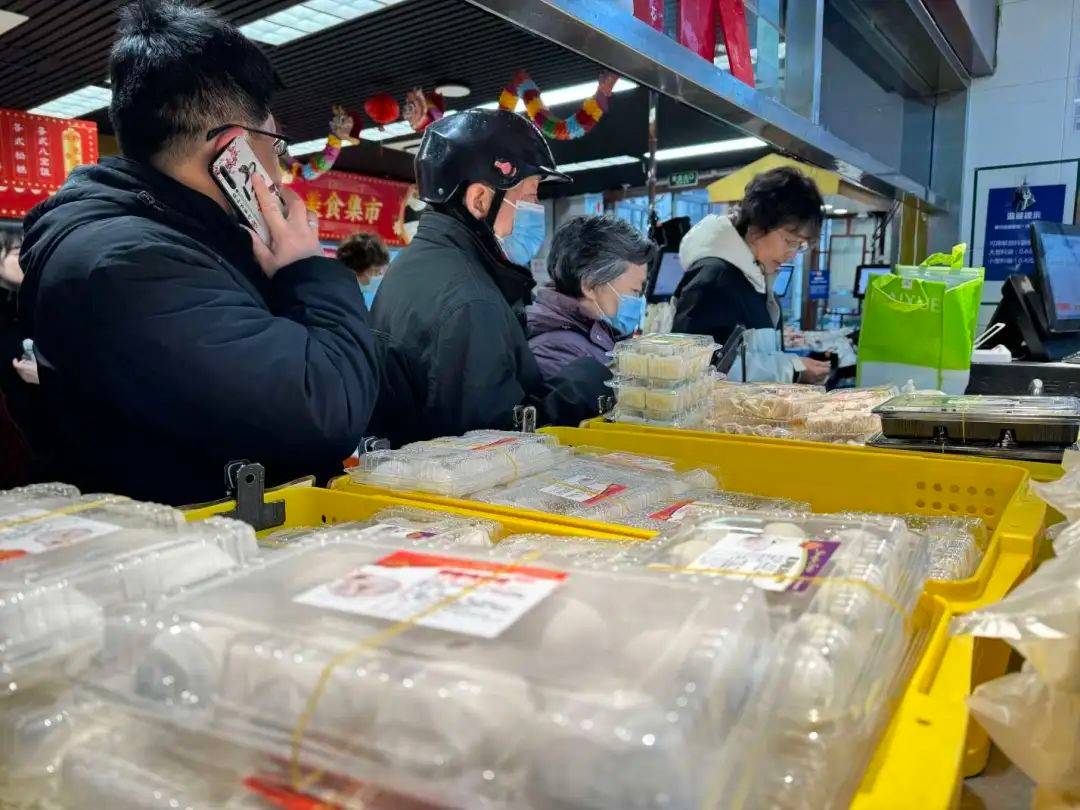 这几天,来南京西路王家沙总店的顾客,几乎步伐一致——直奔售卖手工