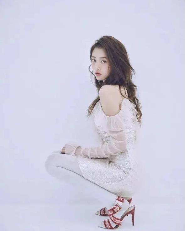 白色丝袜搭配公主裙,沉沦下去的关晓彤,网友:完美女神