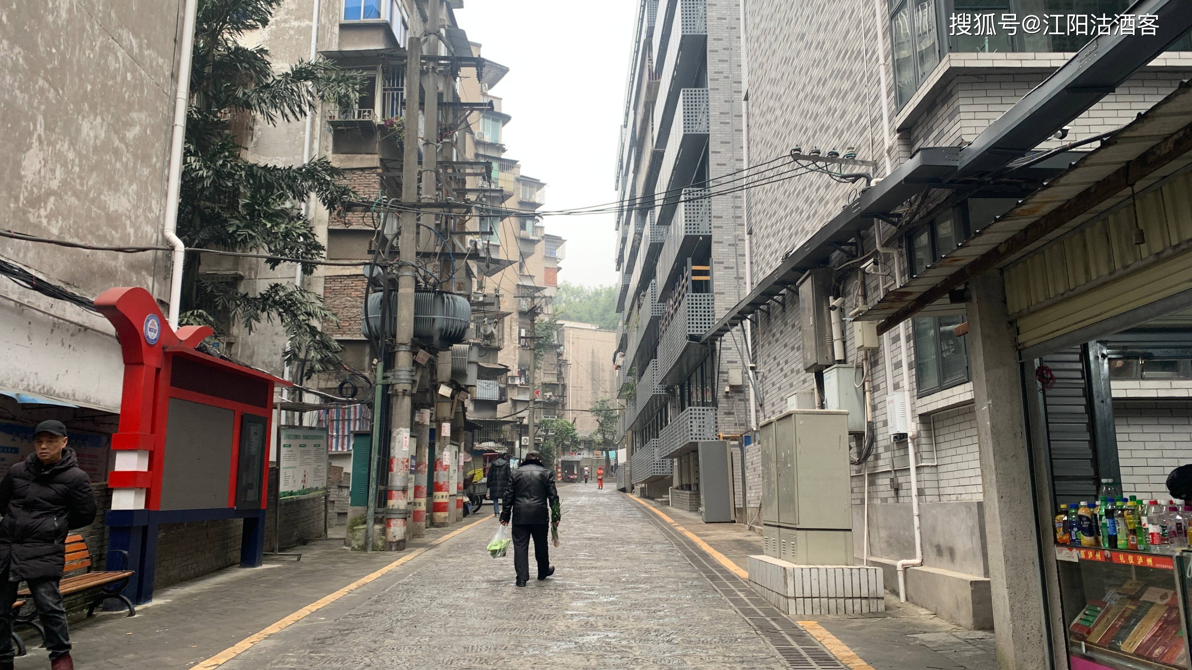 不晓得居住在这里的老住户还多不多,当年这里有个巷子通泸州师范附属