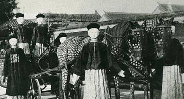 一大群纸糊的逼真假人,队伍如同阴兵过道_仪式_灵柩_人员