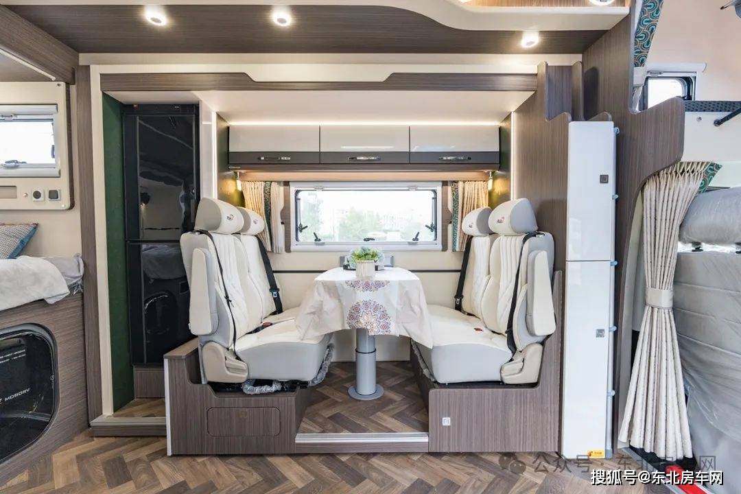 另外,餐桌驻车时可以降下来与座椅拼成一张临时的床铺,增加房车内部的