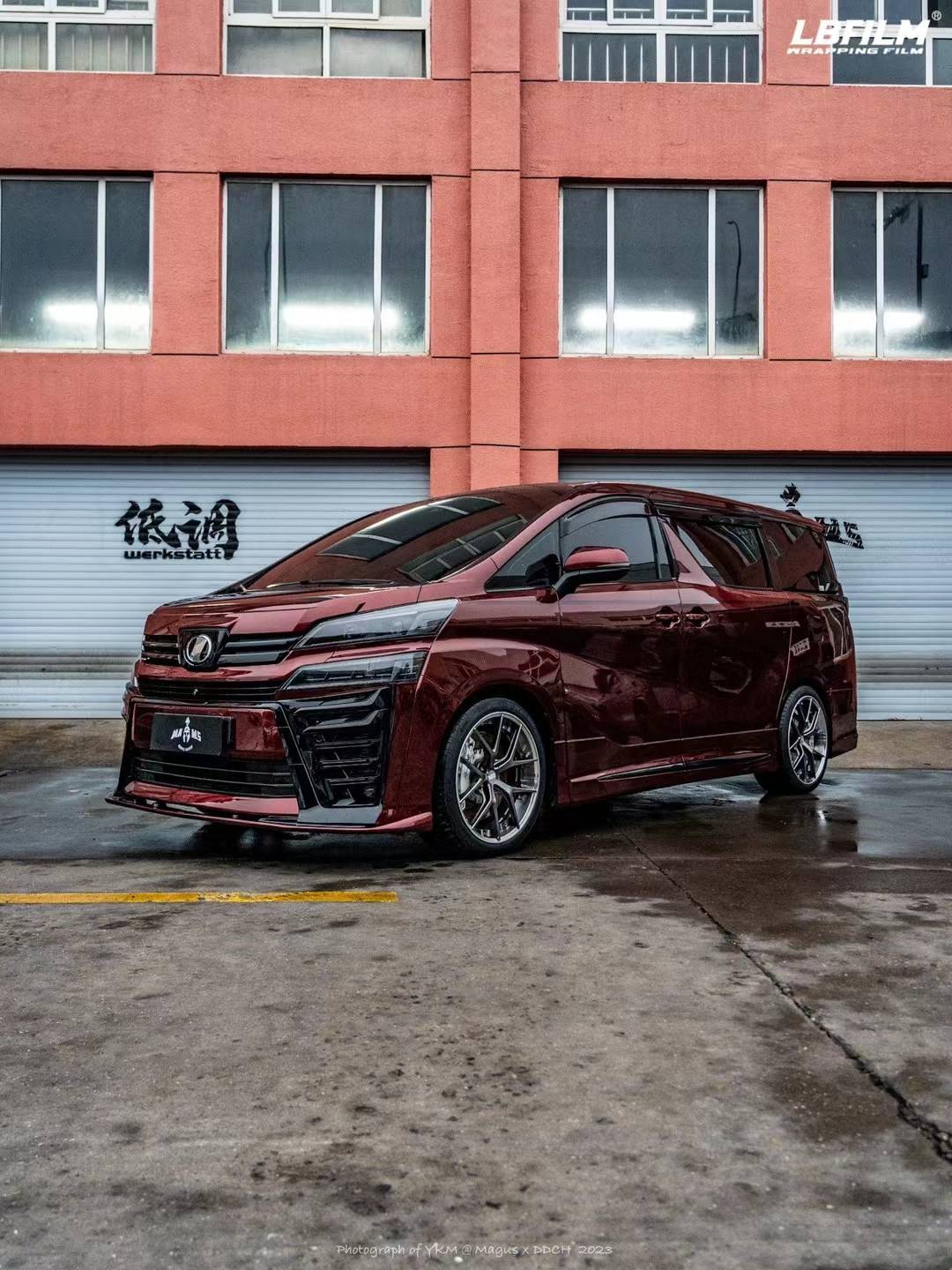 丰田埃尔法lb改色膜液态金属龙血红,液态金属开源者