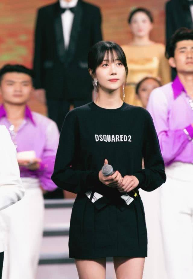 难怪都夸李溪芮的大长腿,当她站在李纯身边,"腿精"不是白叫的_头发