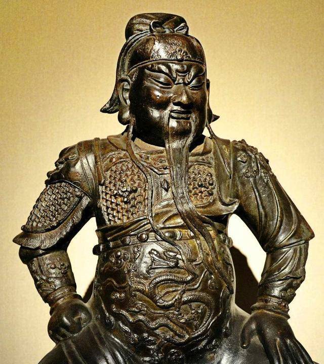 然而不管是商人放在店里的关公雕塑,还是社会人身上的纹身,亦或是门上