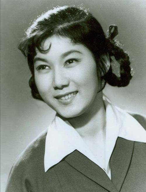 "共和国美女"新凤霞:一生磨难与坎坷并存,却从未失去爱与善良_生活