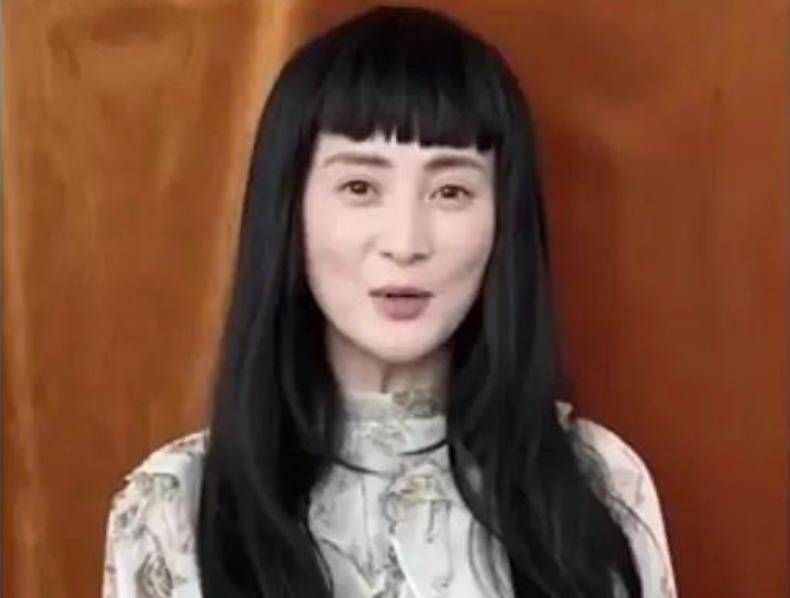 蒋勤勤近照变化太大,瘦得差点认不出,尝试减龄齐刘海却得反效果_照片