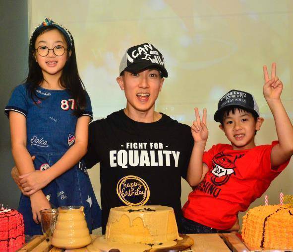 吴尊41岁生日,neinei嘟嘴"对眼"好可爱,7岁弟弟像极了妈妈_儿子_老婆