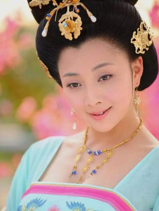 同样是唐妆,把谭松韵杨紫和周迅放一起看,女星审美差距就出来了_唐代