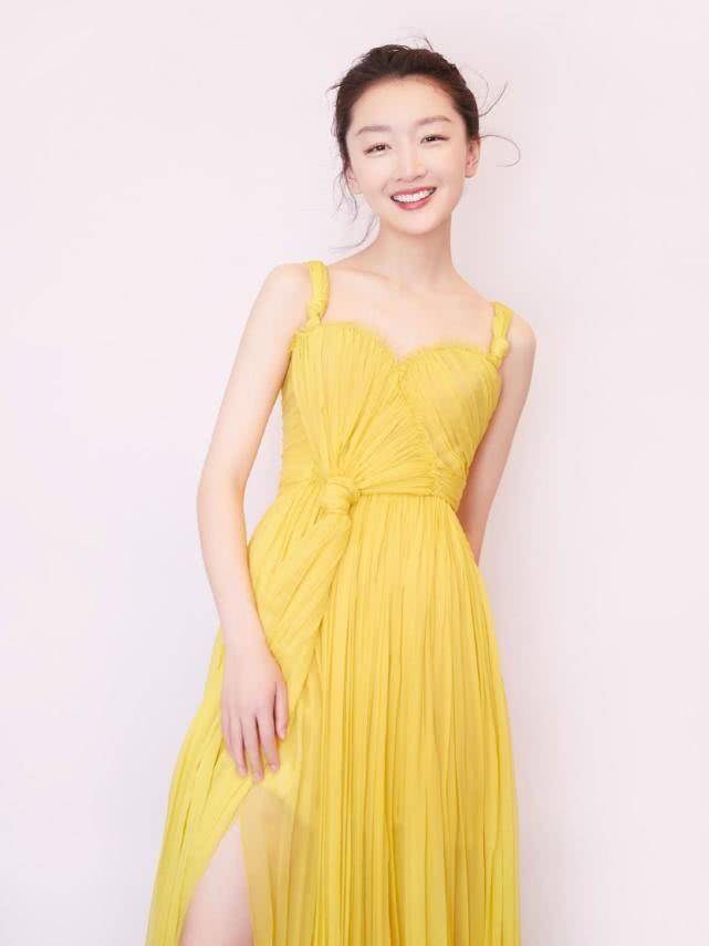 轻松拿下金马奖影后,人称东叔的周冬雨,小身材大穿搭_时尚_风格_礼服