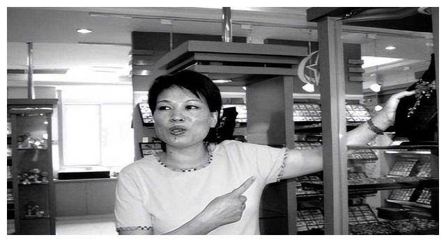 狂赚800亿,败光身家,欠下巨额外债,骆玉珠原型《鸡毛飞上天》_饰品