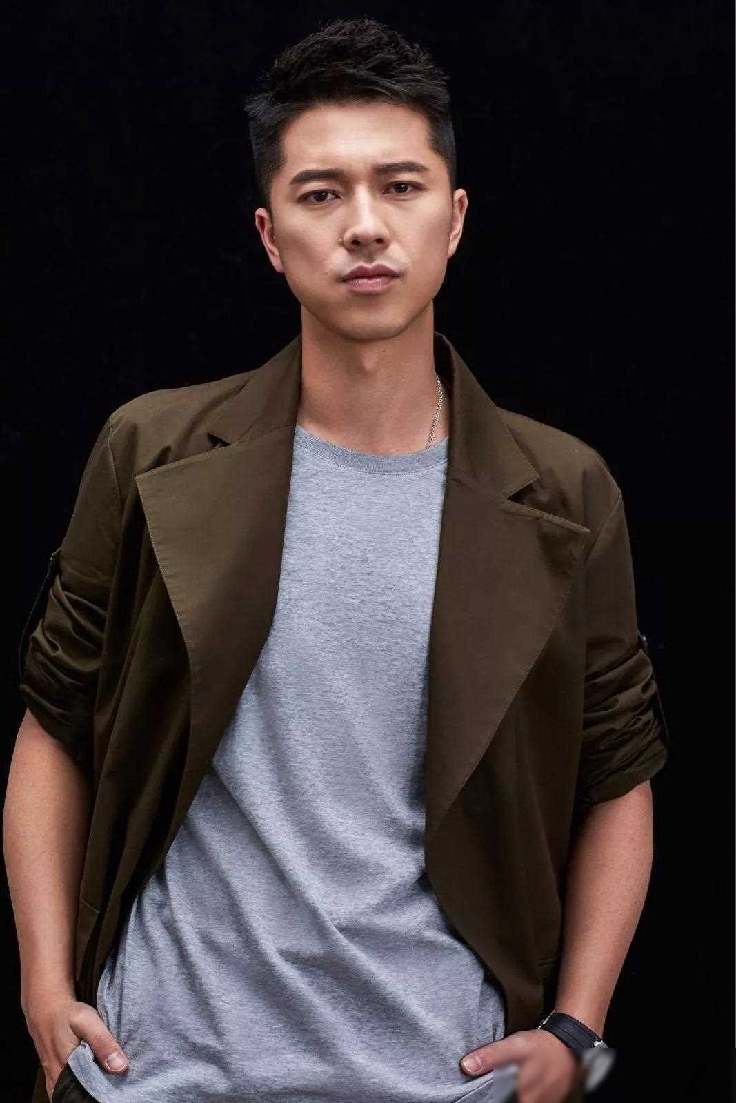 演员王雷一家在新加坡过年,豪华住所惹争议,网友:改国籍了吧?