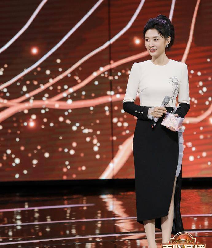 52岁周涛真年轻,同台杜海涛主持像姐弟,穿黑白裙扎丸子头像少女_马尾