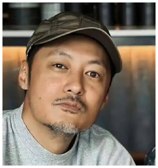 42岁余文乐面容憔悴,黑眼圈严重,近照曝光,引发关注.