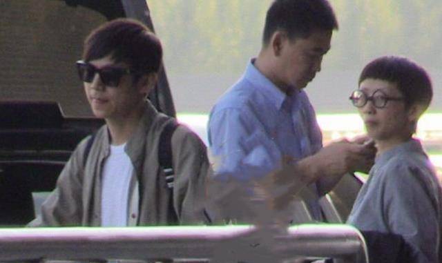 何炅携绯闻女友王菁外出,二人穿情侣装cp感十足,同出同入超亲密_好友