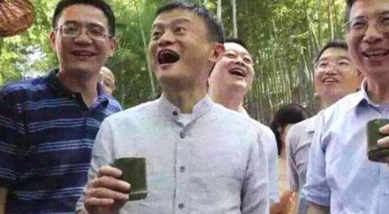 看王健林和马云如何喝酒,再看任正非,网友:酒品见人品!