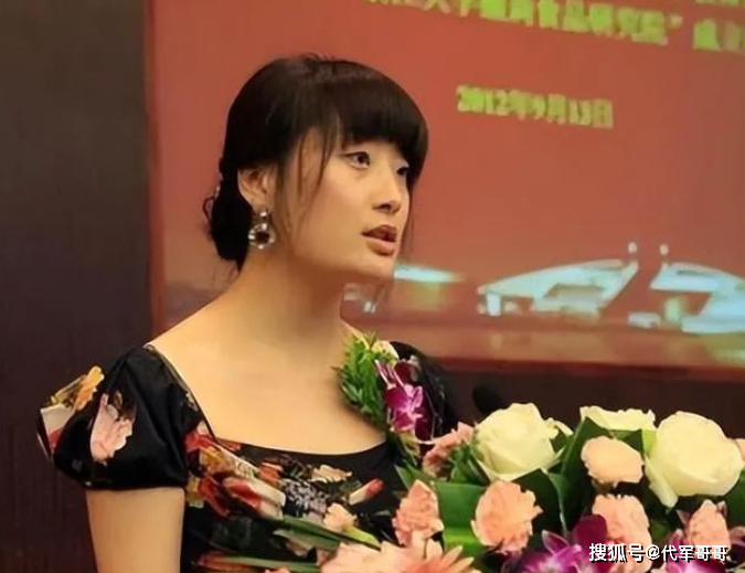 因为,放心不下女儿,宗庆后在女儿宗馥莉39岁时,还公开为女儿征婚.