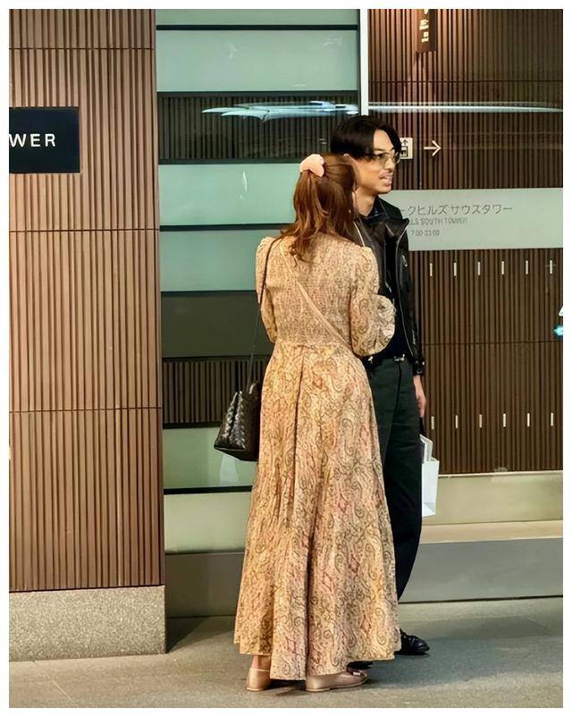 林志玲温柔带娃,取餐抱子,素颜驼背乐而不疲._儿子_家庭_女神