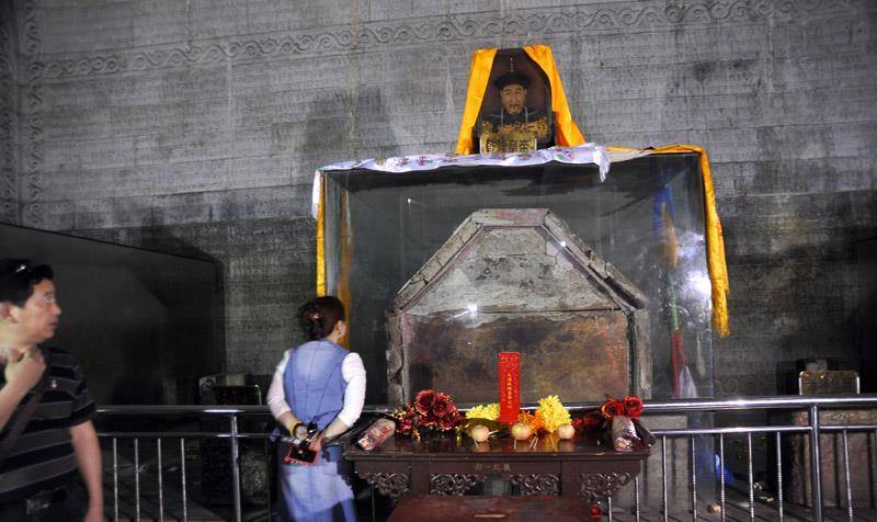 乾隆皇帝在位期间清朝国力鼎盛,而他又无比痴迷古玩,结果他葬入地宫时