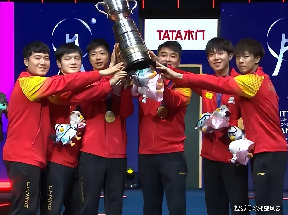 颁奖礼:胖莎获评最佳球员,刘诗雯颁奖,各队开心领奖,王皓举杯_马龙_世