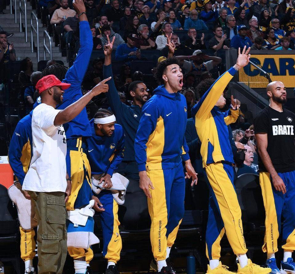 垃圾时间2人被驱逐!勇士升至西部第九,库里赢球14中5.