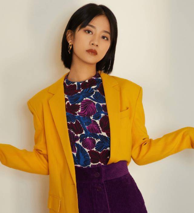 杨幂新签下一位95后小花旦,"素颜"美过迪丽热巴,眼光太毒了_李婷婷