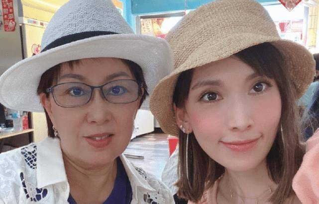 有种"腿长"叫林志颖老婆,当陈若仪跟婆婆躺床上时,差距太过明显_妈妈