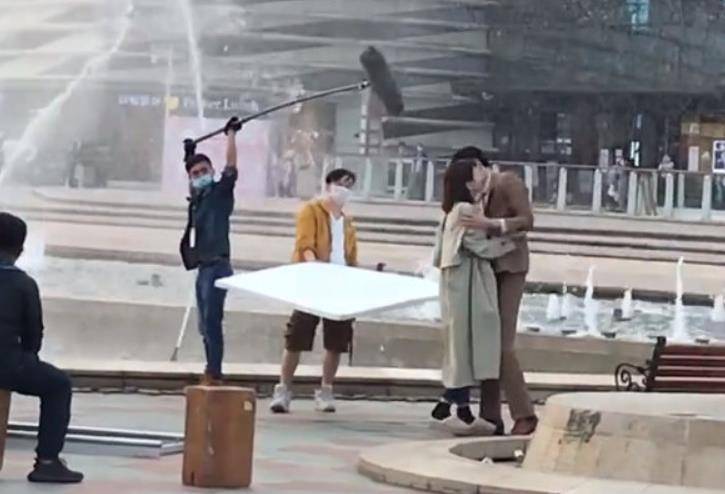 胡一天乔欣拍吻戏,谁注意1米72的乔欣穿什么鞋?