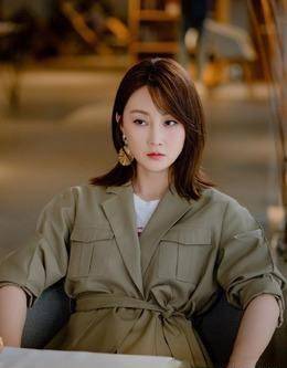 调侃自己"无戏可拍"的马苏华丽归来,告诉大家啥叫"三料视后"_剧中