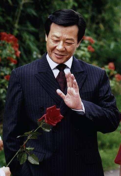 70年代就开始在演艺圈中发展,他的荧幕代表作《一剪梅》《情义无价》