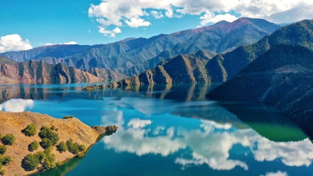 旅游四川·甘孜 | 雅江一绝天龙湖,北纬30°上的蓝色奇迹!