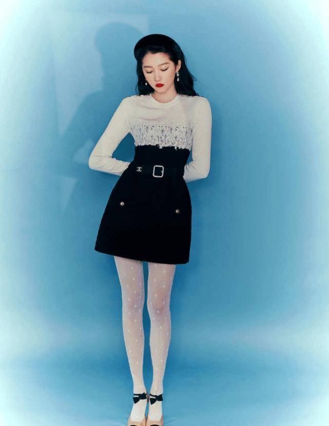 女生都嫌弃的白袜,关晓彤却很喜欢,当她穿高跟鞋后秀出小花最细的腿