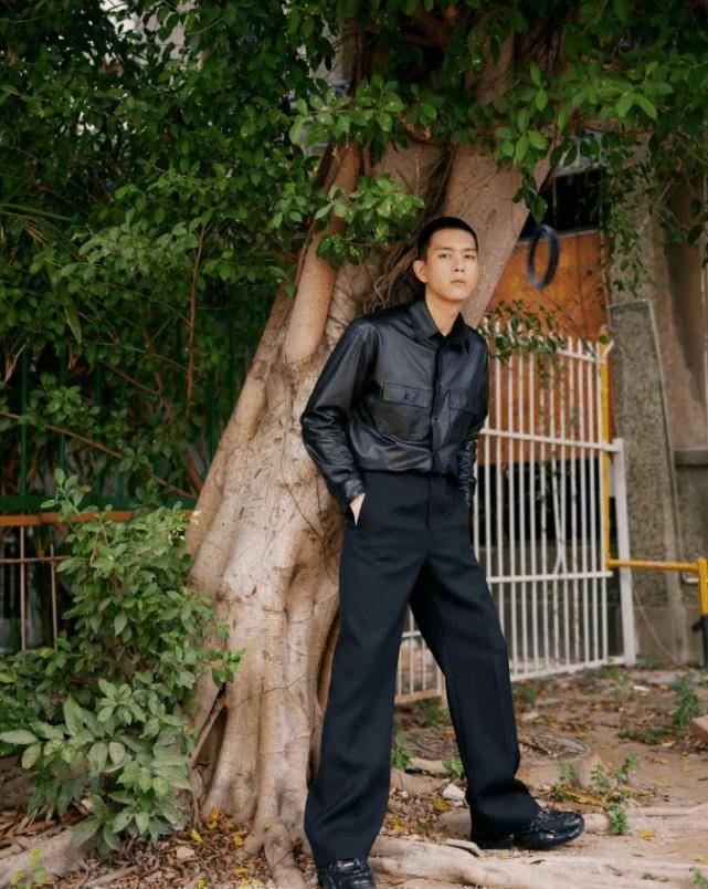 李现拍摄时尚大片,穿黑皮衬衣配西装裤,平头发型痞帅十足_look_黑色