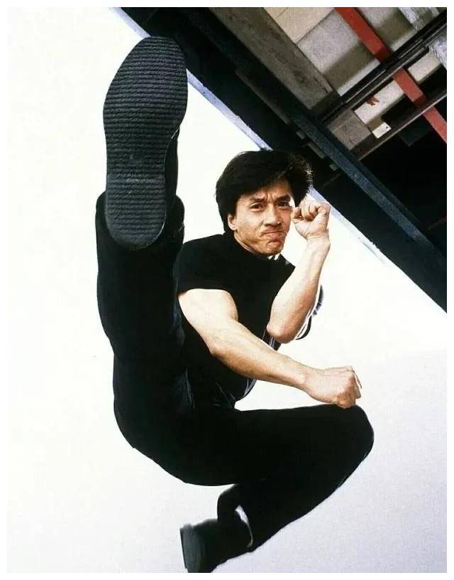 成龙登楼梯,引发人们情感共鸣,触动心灵,感怀万千.