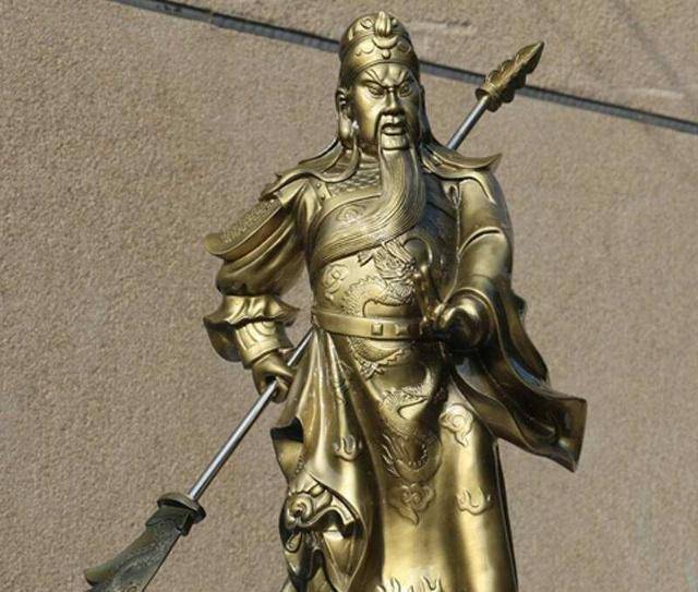 大哥带"关二爷"鉴宝,称花10套房产请回家,专家:幸好眼闭着_雕像_关羽