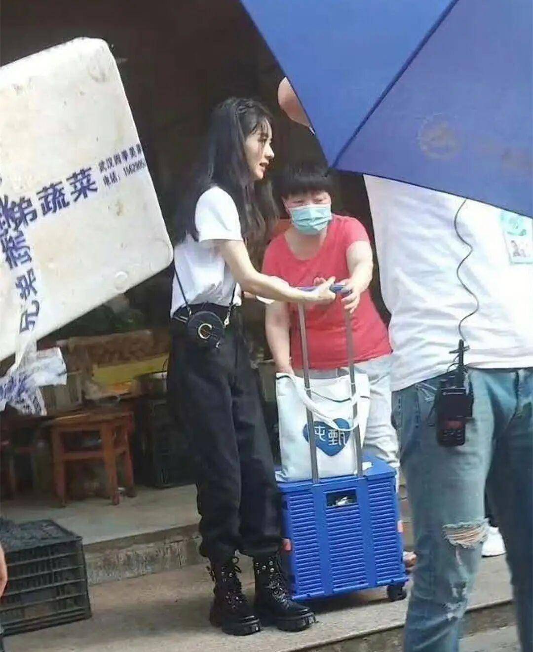 赵丽颖产后首档综艺节目,路透糊图,产后变得这么洋气?_身材_时尚_白色