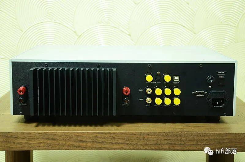 瑞士 高文 goldmund telos 390.5 合并功放_接地_的设计_金属