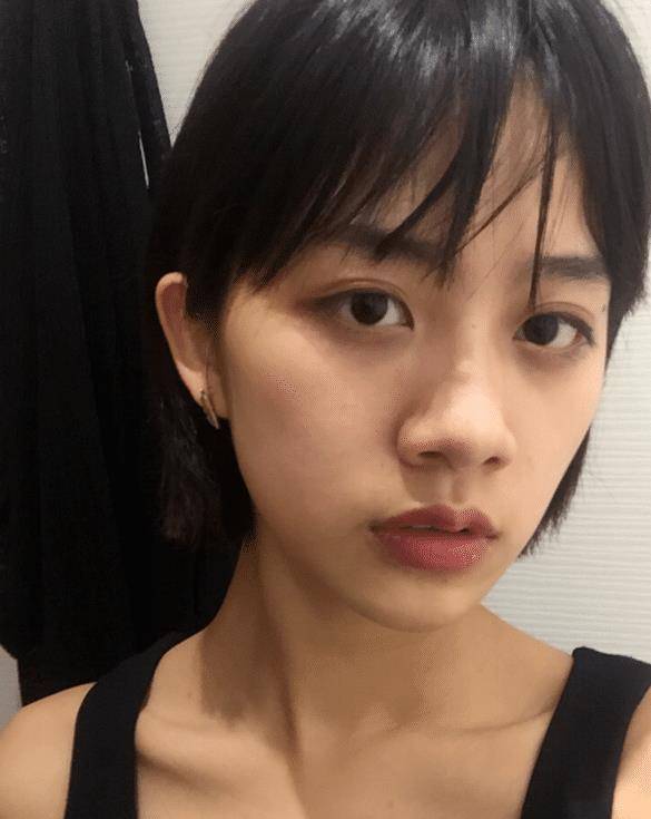 杨幂新签下一位95后小花旦,"素颜"美过迪丽热巴,眼光太毒了_李婷婷