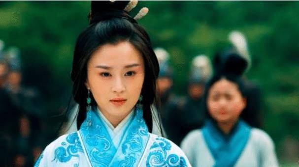 《三国演义》中的大乔小乔,两人皆美若天仙,为何二人见她后都觉得自己