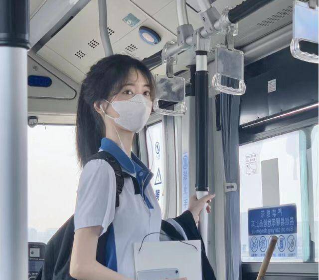 因素颜走红的清纯女学生,网友:颜值太高,不可能是学生_视频_女生_校服