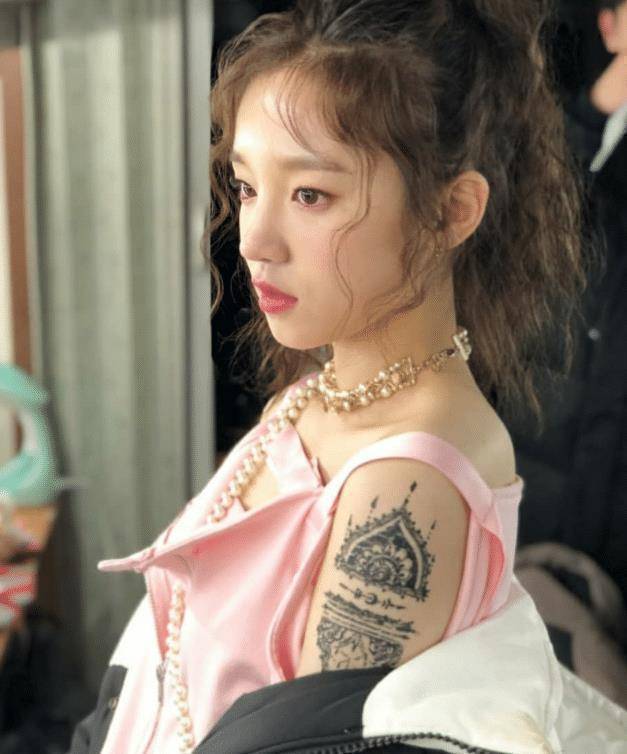 宋雨琦穿露脐装秀"马甲线",当他抬起胳膊的瞬间,好身材藏不住了_因为