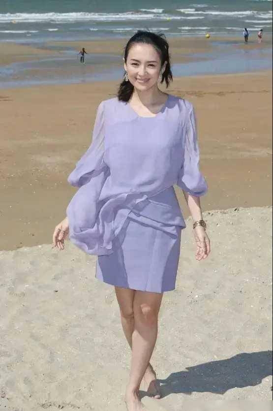 章子怡沙滩照引发热议:清纯之风与年龄的悖论_内心_照片_女性