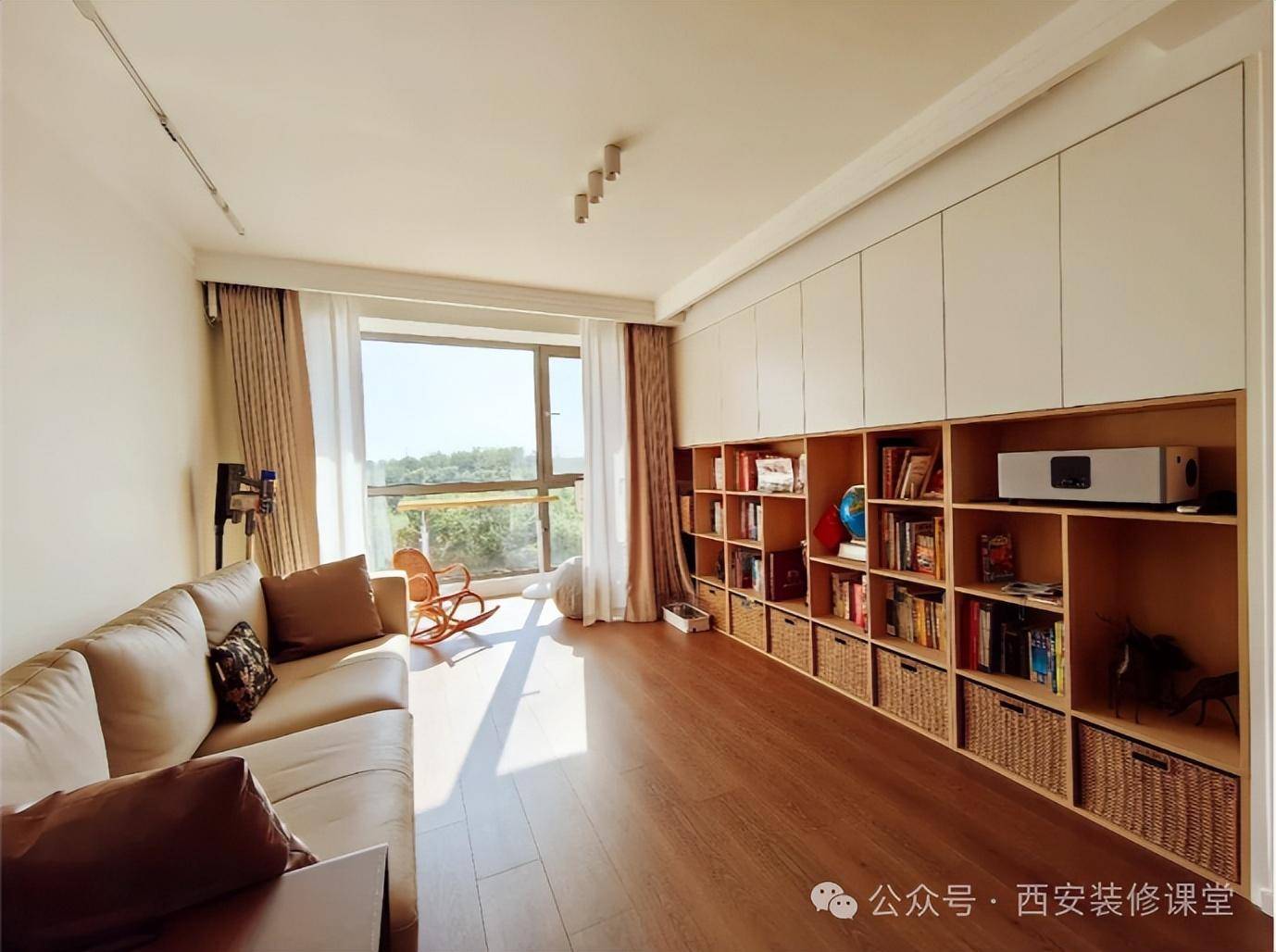 客厅一面墙的书架,怕落灰,有什么好的装修方案可以解决么?