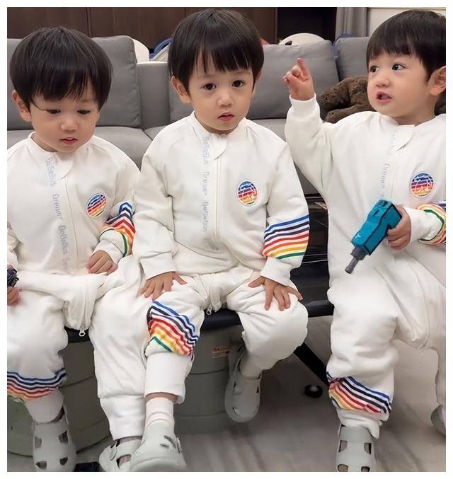 张颂文哄三胞胎娃娃!欢乐互动,幽默搞笑,网友大呼过瘾.