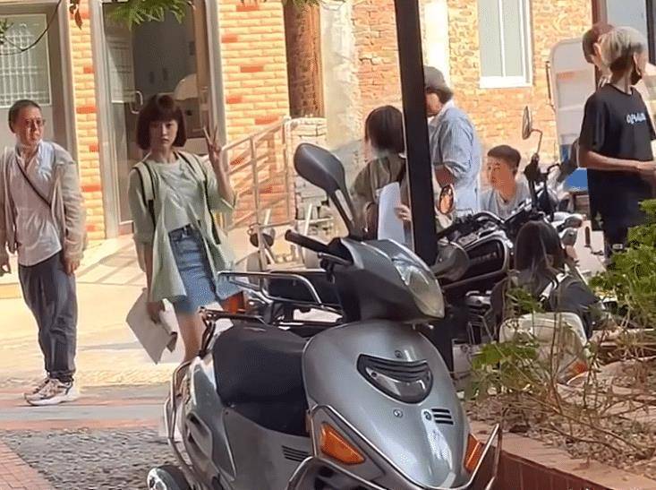 吴宣仪新剧路透照,身穿校服并换新发型,这状态不像是25岁!