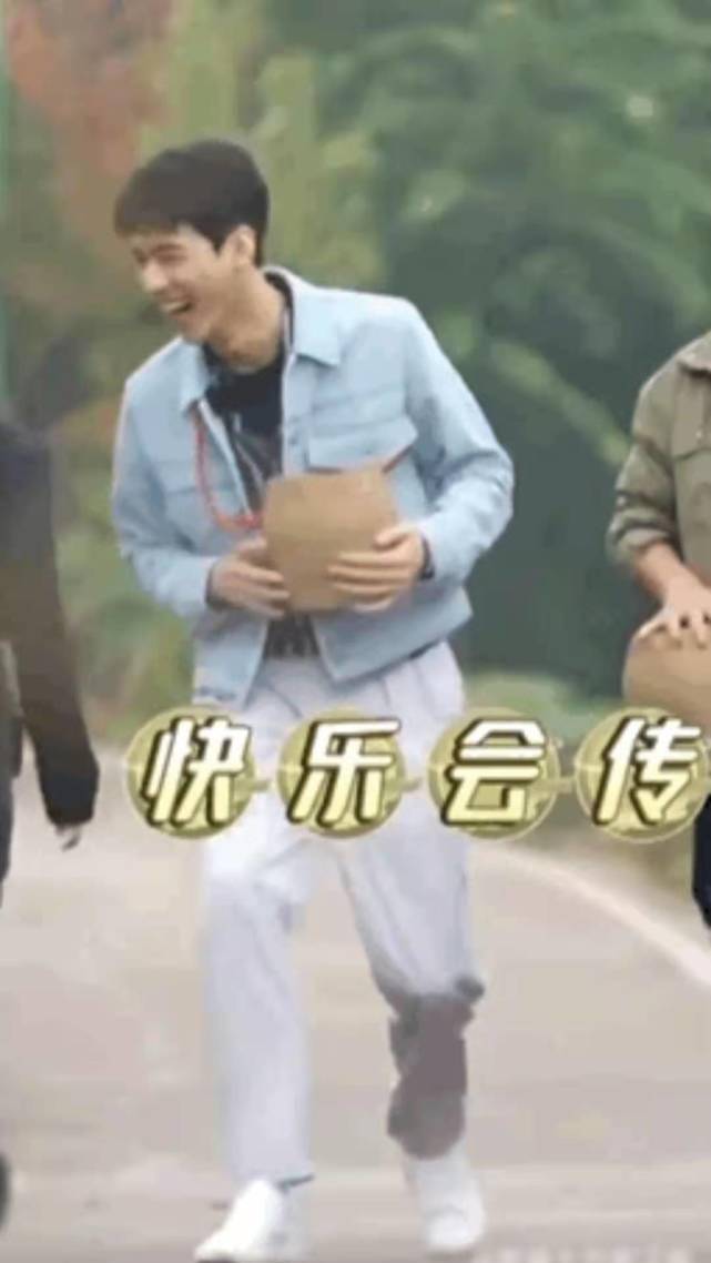 龚俊舞姿太搞笑:展示刚安装的四肢,实力演绎"歌舞双废"_网友_舞蹈