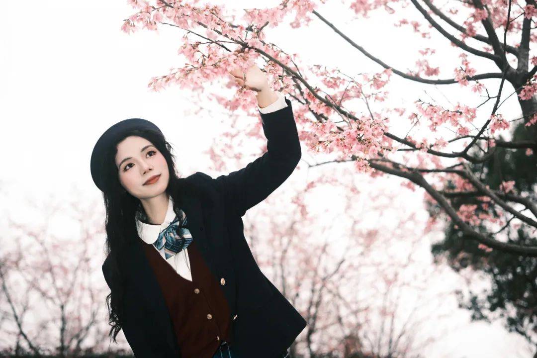 张琦提着裙摆正和春天打招呼身穿粉色lolita的小公主们花