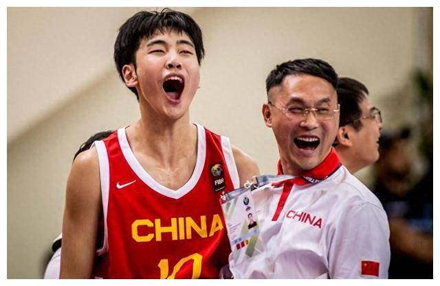 17岁天才2米03击穿篮网，中国男篮现新姚明！火力强劲，天赋过人。