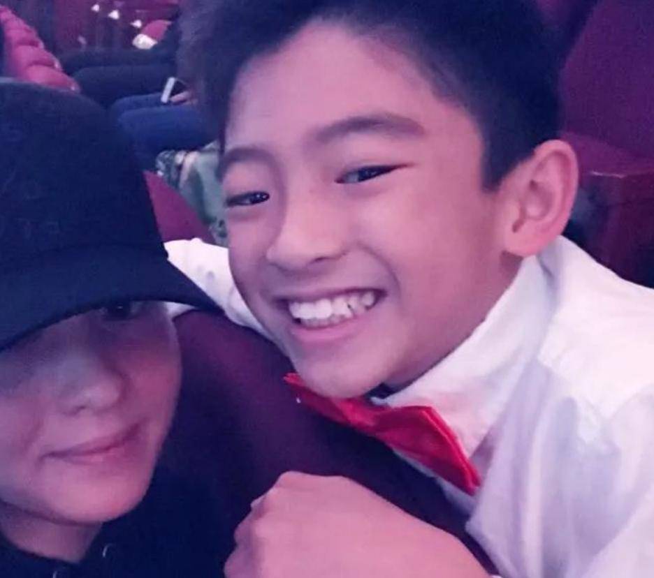 张柏芝带孩子回家团聚,谢霆锋亲自下厨做美食,太幸福了!