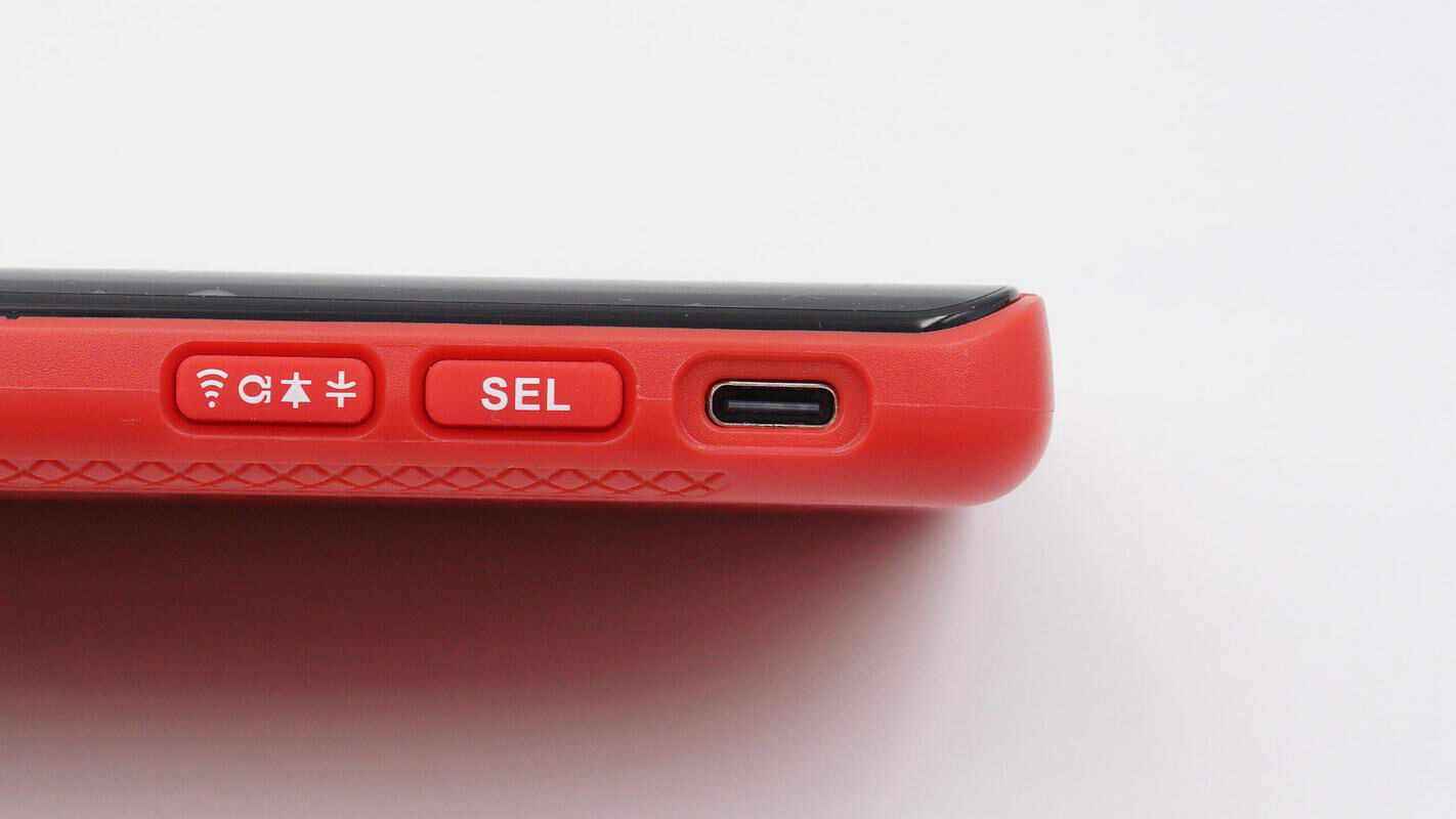 机身正面印有uni-t品牌,ut122型号,功能符号等,上方配置ebtn显示屏.