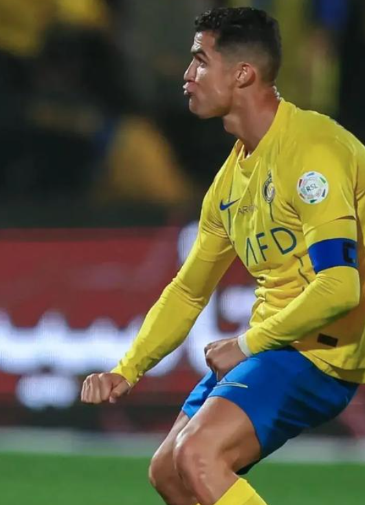 c罗做不雅动作回应球迷喊梅西